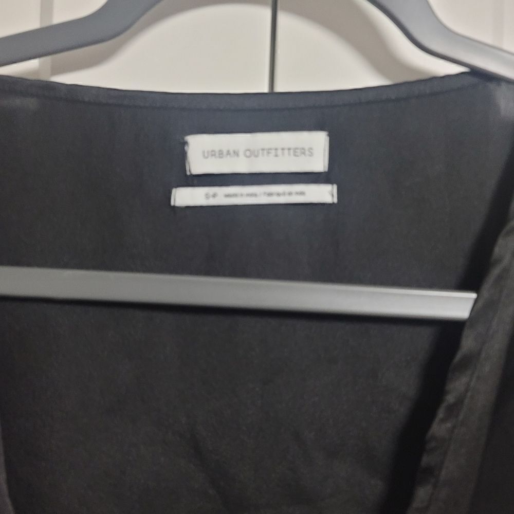 Urban outfitters nicole satin tie-front cropped top, small - Picture 6 of 8
